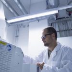 Laborassistent arbeitet an Geräten