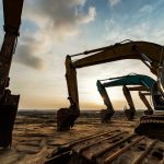 Bagger auf dem Gelände geparkt